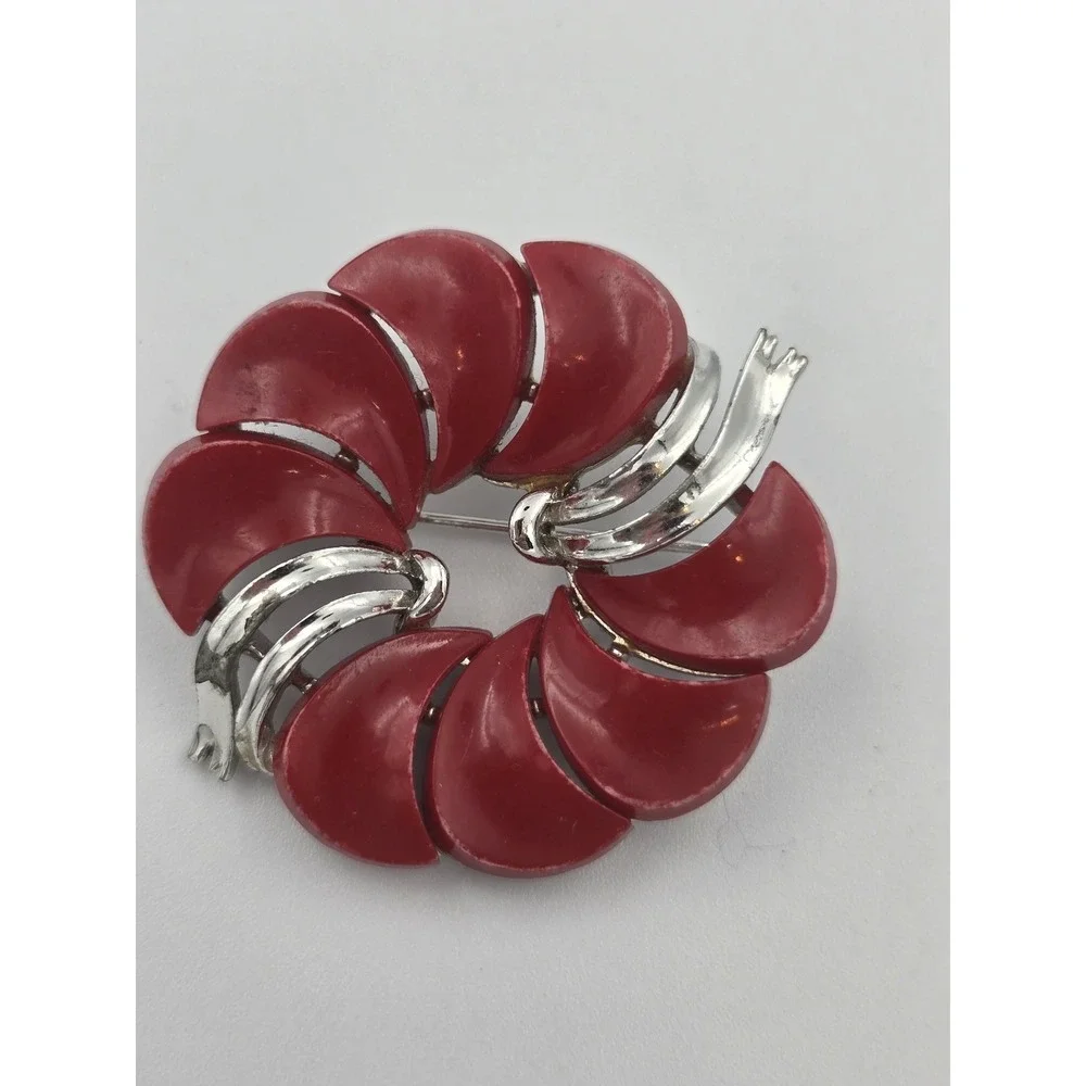 Vintage Lisner Red Thermoset Silver Tone Wreath Brooch Pin‎ Mid-Century Modern